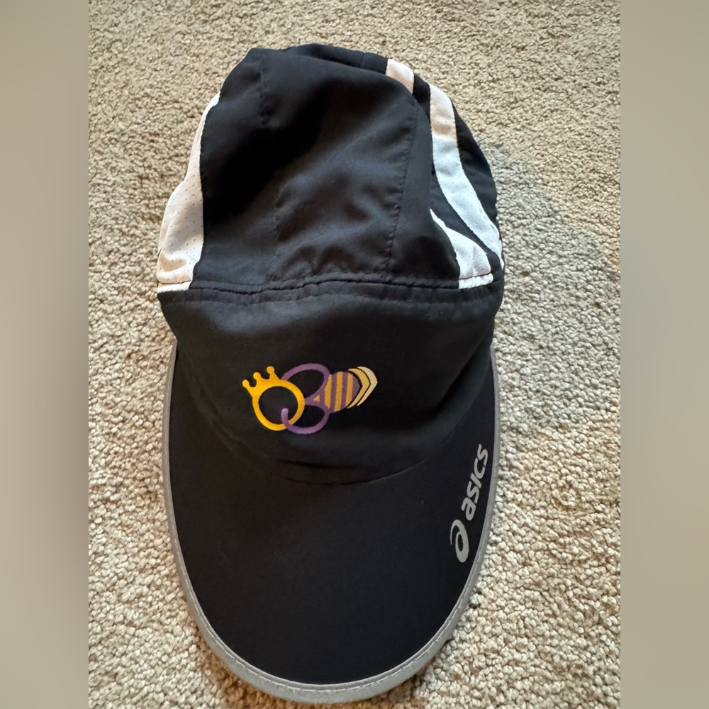 Cincinnati Queen Bee marathon Asics Black and White Cap with Logo